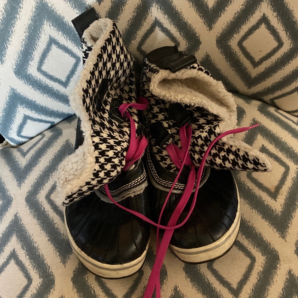 Sorel Black Winter Boots withβ Houndstooth Cuff and Pink Laces 8